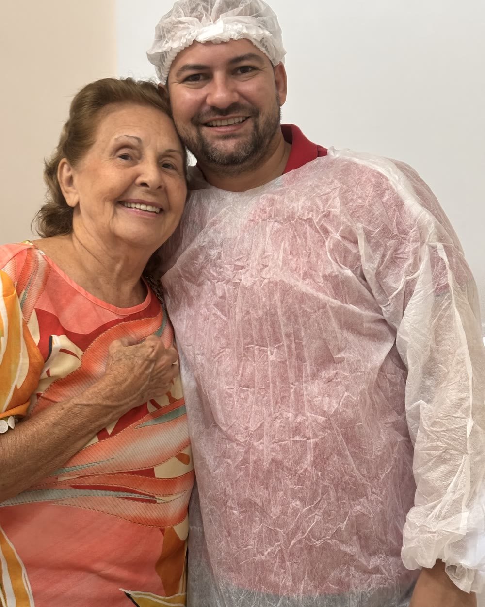 Paciente sorrindo após reabilitação com dentes fixos